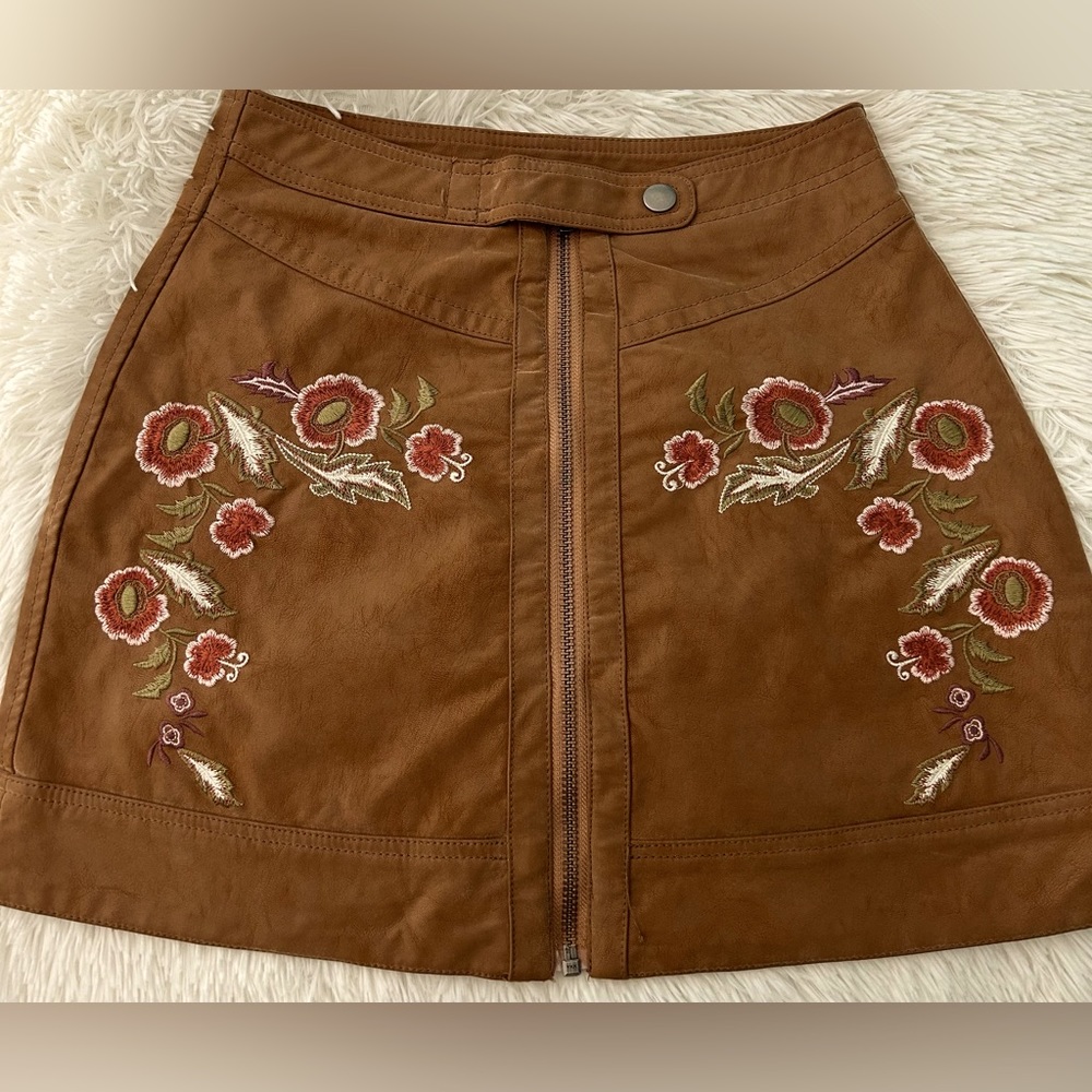 Free People mini skirt with embroidery. Size 2, color brown. Mint condition.